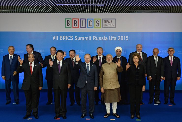 Совместное фотографирование участников встречи лидеров БРИКС с лидерами приглашенных государств