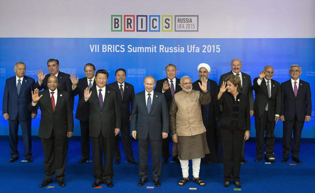 Совместное фотографирование участников встречи лидеров БРИКС с лидерами приглашенных государств
